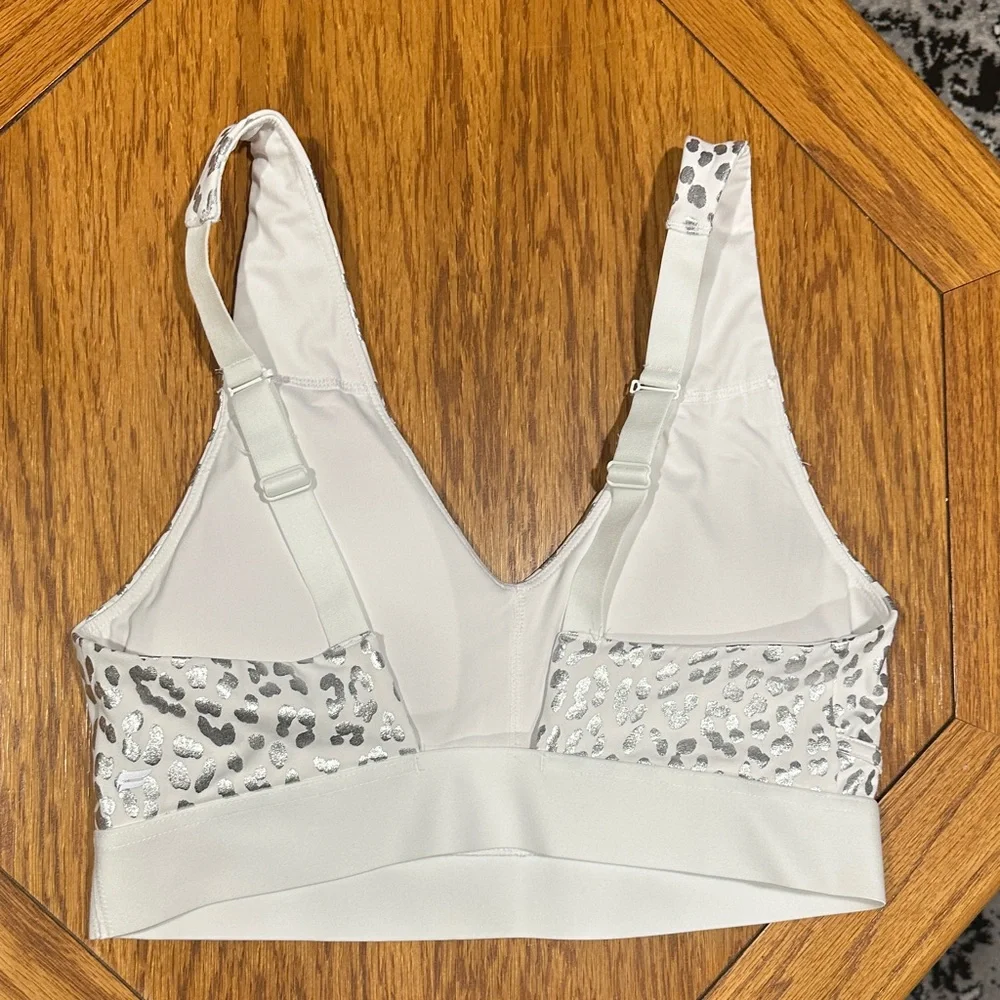 *FABLETICS* Silver Metallic x White Leopard Print V-Neck Sports Bra Size Large - Picture 4 of 6